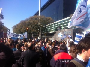 Trabajadores aeronáuticos protestando hoy en el Aeroparque (Foto: Andrés Lavallen)