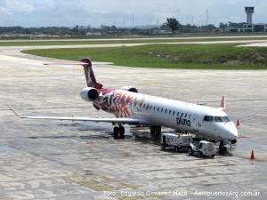 Pluna - CRJ900 en el aeropuerto de Montevideo