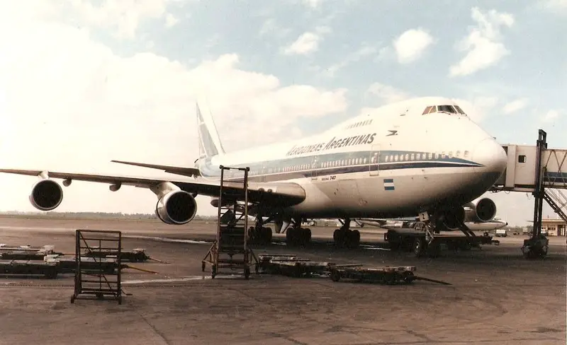 El Boeing 747-287B LV-OOZ de Aerolíneas Argentinas en Ezeiza (Foto: forista Juanjo)