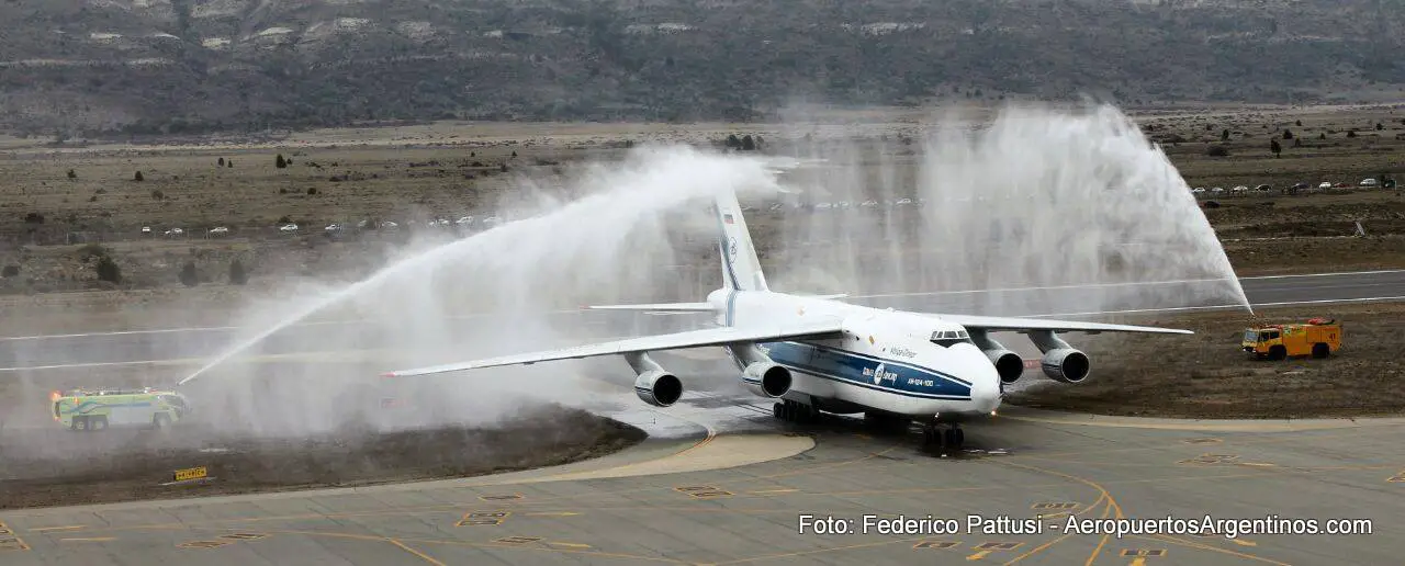 AeropuertoBariloche - Antonov 03.jpg