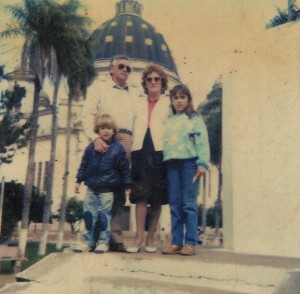 De izquierda a derecha: quien les escribe, mi abuelo, mi abuela, y mi hermana, en 1987,