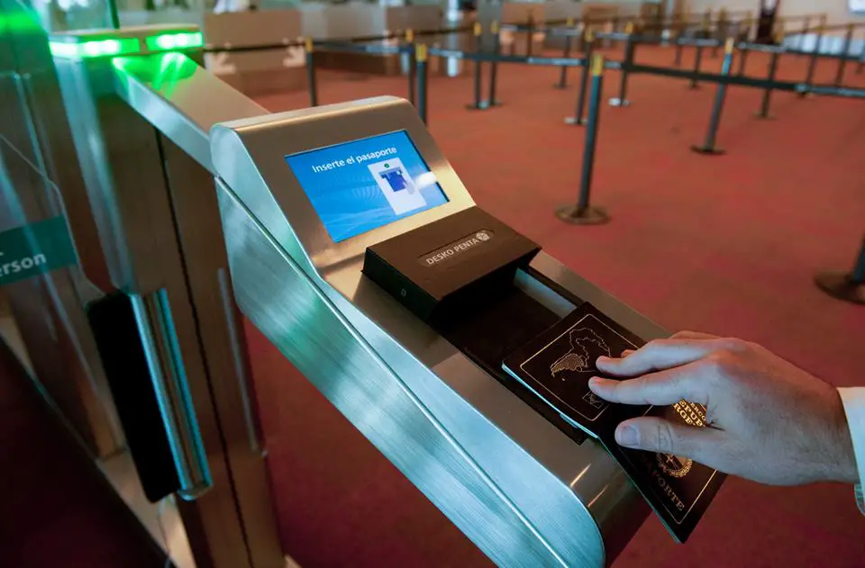 Aeropuerto de Ezeiza - Control biometrico 01