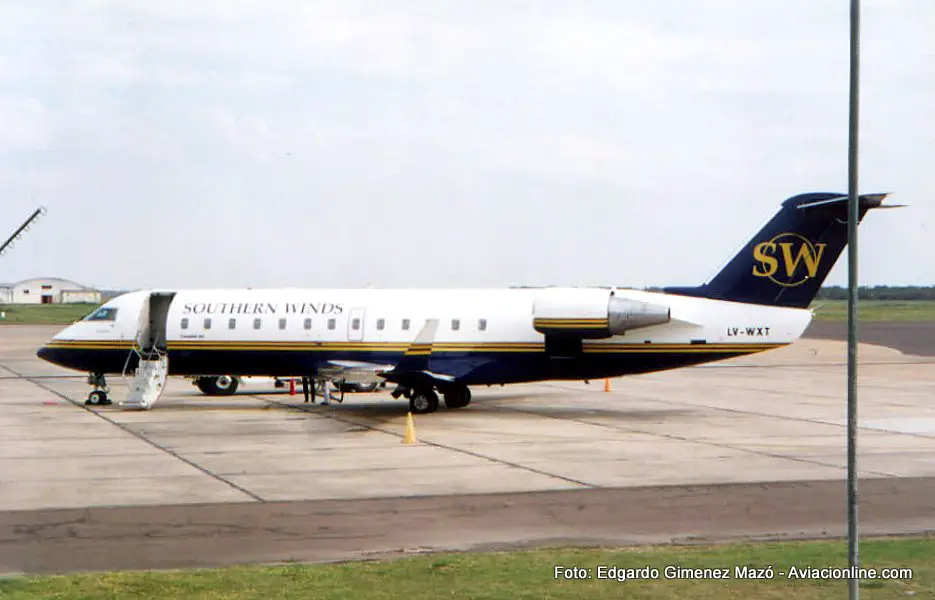 CRJ200 LV-WXT en el aeropuerto de Resistencia, año 2000.