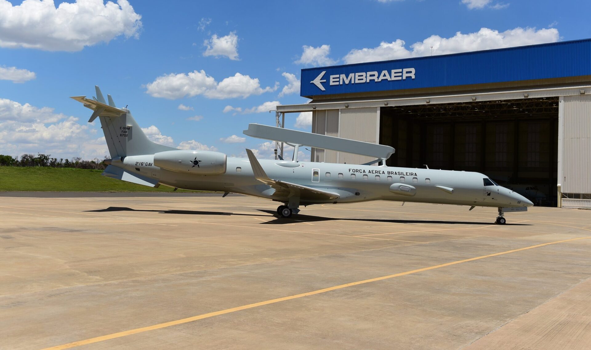 Embraer Entrega El Primer E M Modernizado A La Fab Aviacionline Com