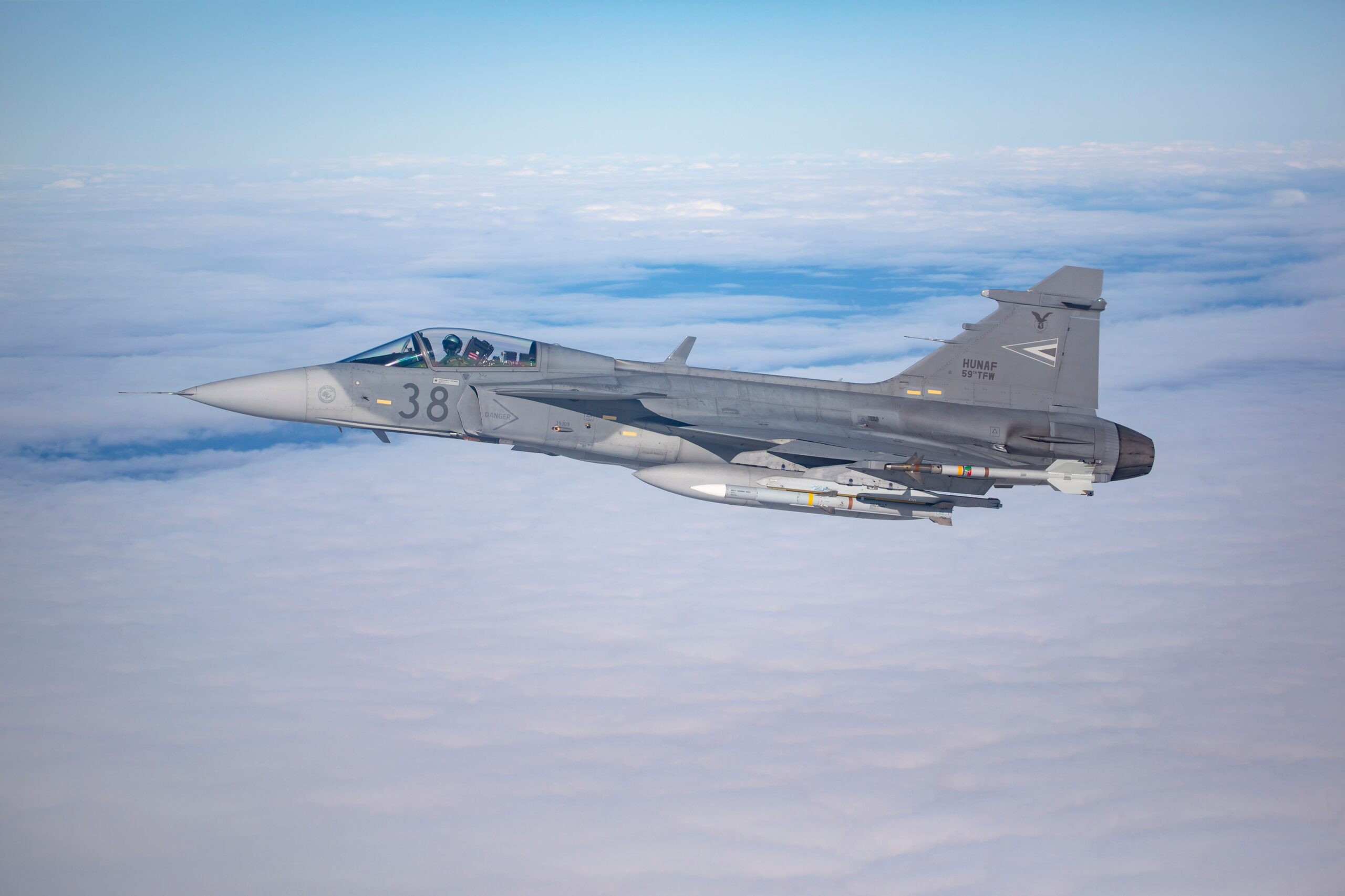 Czech Air Force pilot reaches 2000 flight hours in Gripen