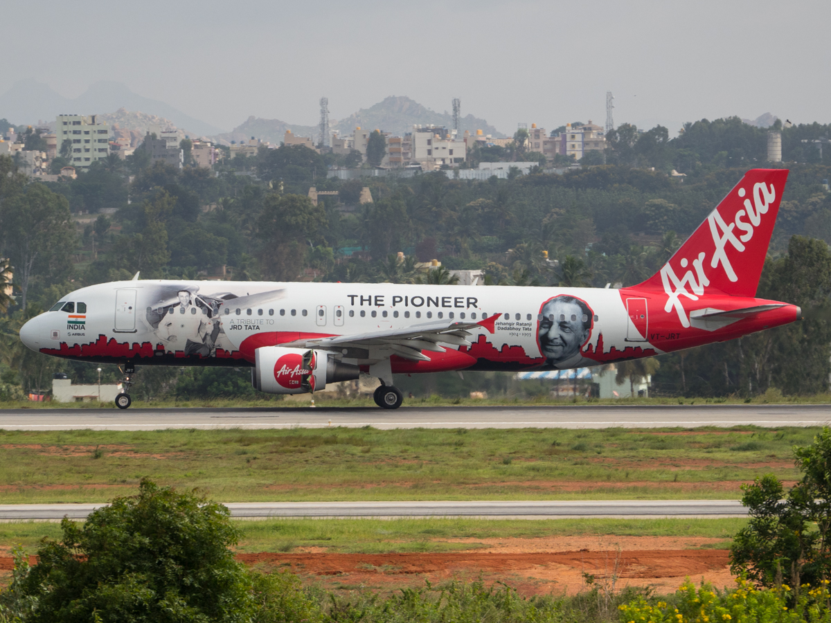 AirAsia India Airbus A320 aterrizando en un aeropuerto