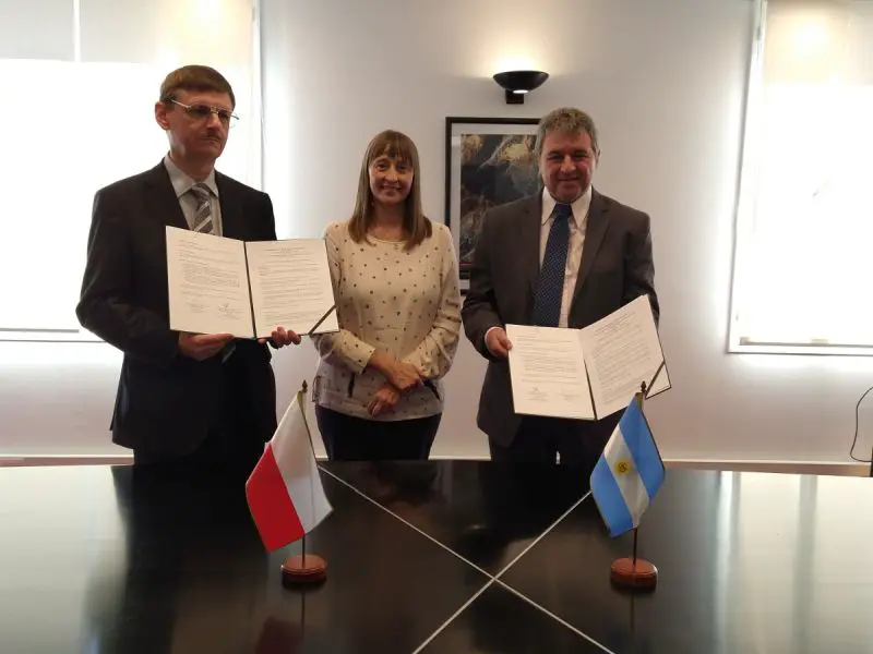 Grzegorz Wrochna, Presidente de POLSA; Aleksandra Piatkowska, embajadora de Polonia en la Argentina y Raúl Kulichevsky, Director Ejecutivo y Técnico de la CONAE.