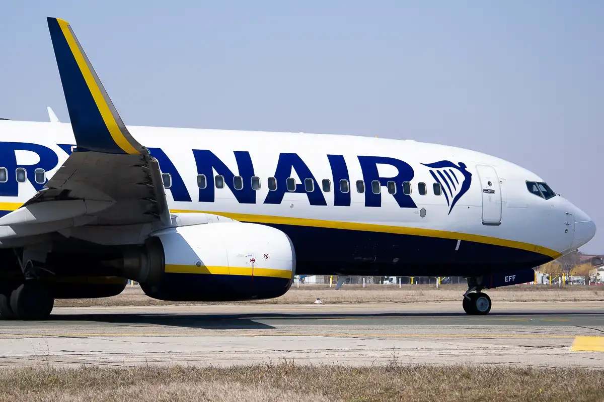 Ryanair - Boeing 737-800 - EI-EFF - Aeroporto Bucareste Otopeni (OTP), Rumanía - Bucharest Otopeni Airport (OTP), Romania