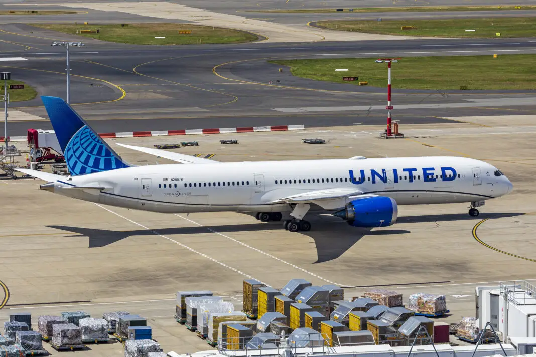 United Airlines N29978 Boeing 787 9 Dreamliner At Sydney Airport 4 1068x712 