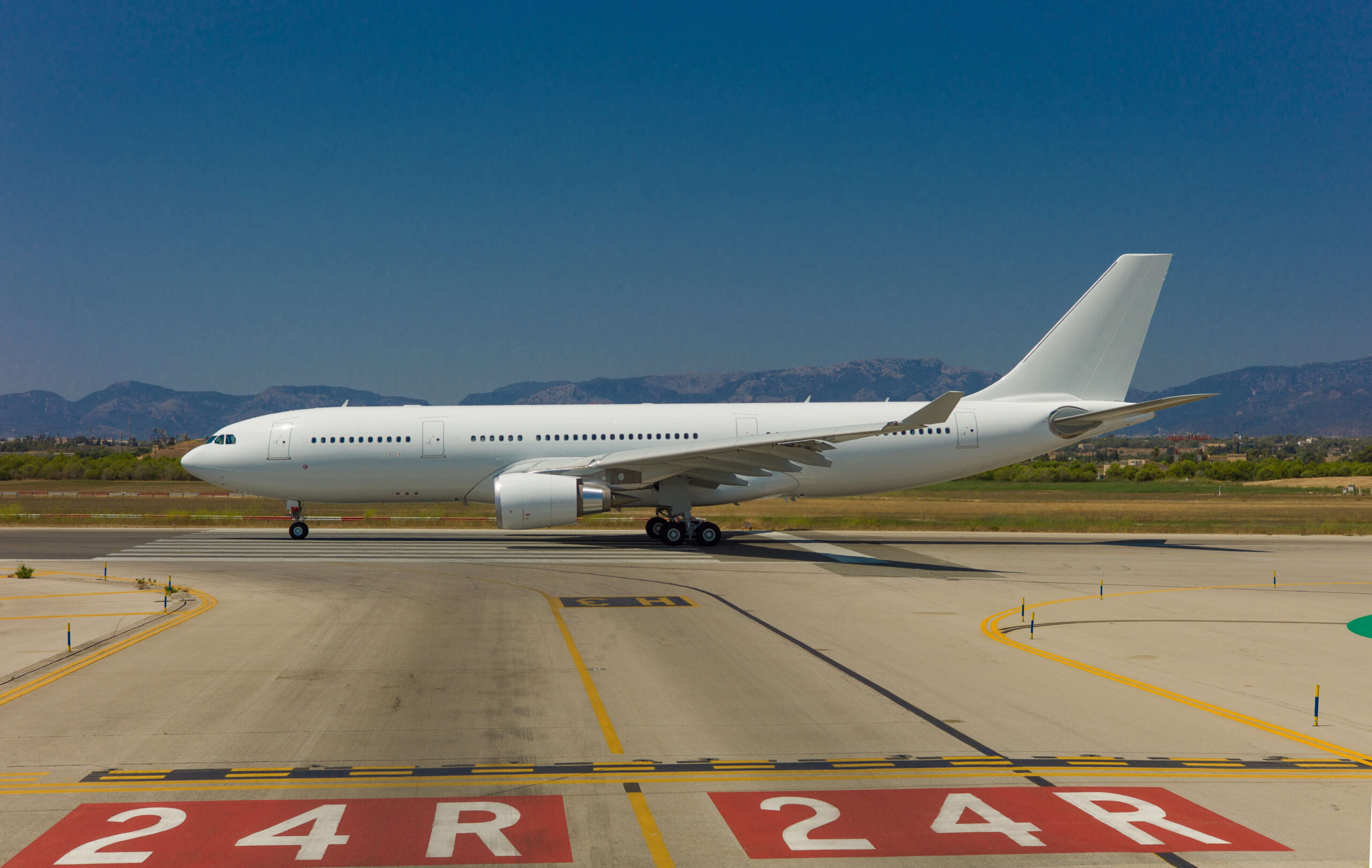 Airbus A330-202 de AELF FlightService, alineado en pista