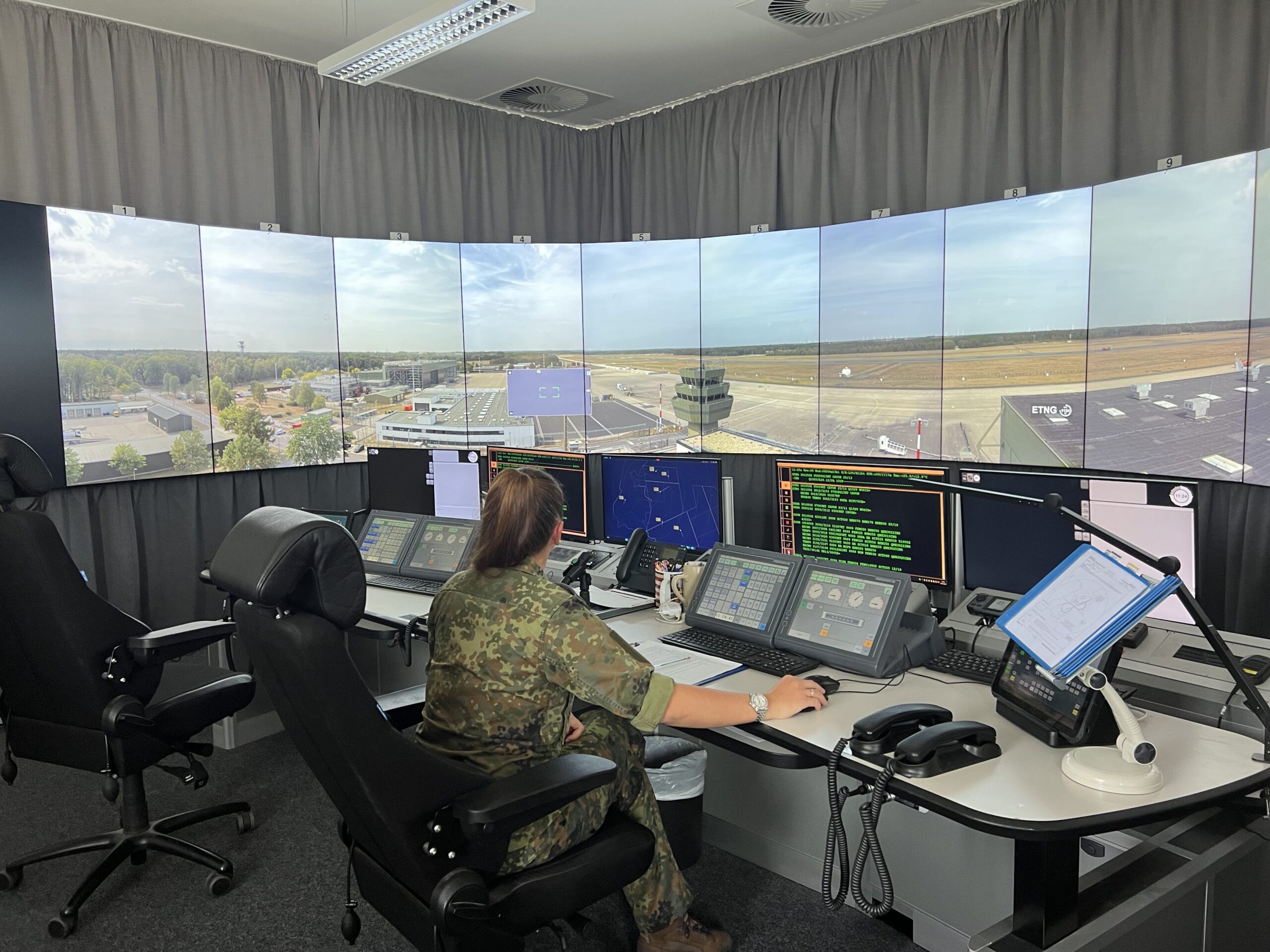 torre de control de tráfico aéreo digital Saab / digital air traffic control tower Saab