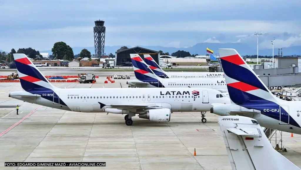 Aeronaves de LATAM Colombia en el aeropuerto El Dorado de Bogotá