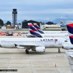 Aeronaves de LATAM Colombia en el aeropuerto El Dorado de Bogotá