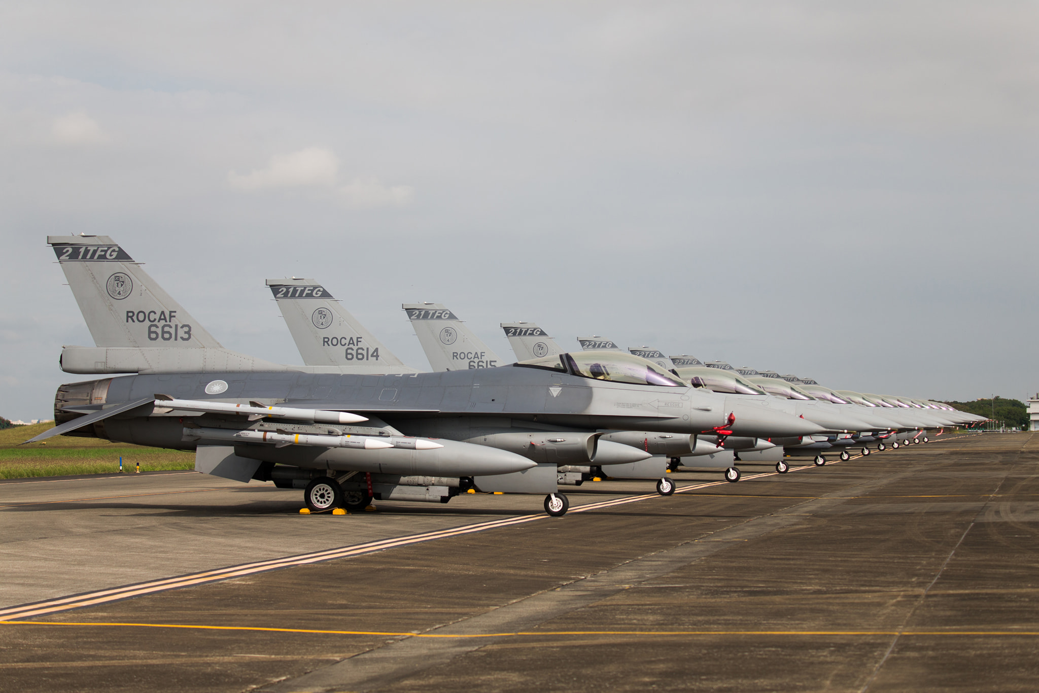 F-16 ROCAF line AMRAAM