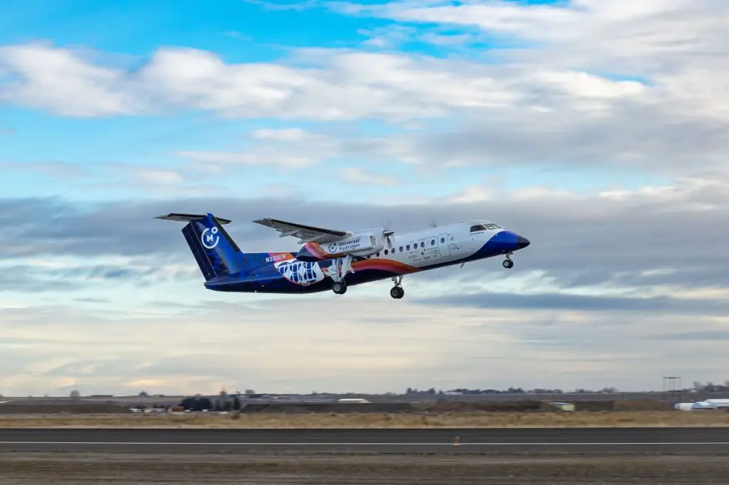 Universal Hydrogen llevó a cabo el primer vuelo de un Dash 8-300 propulsado por hidrógeno