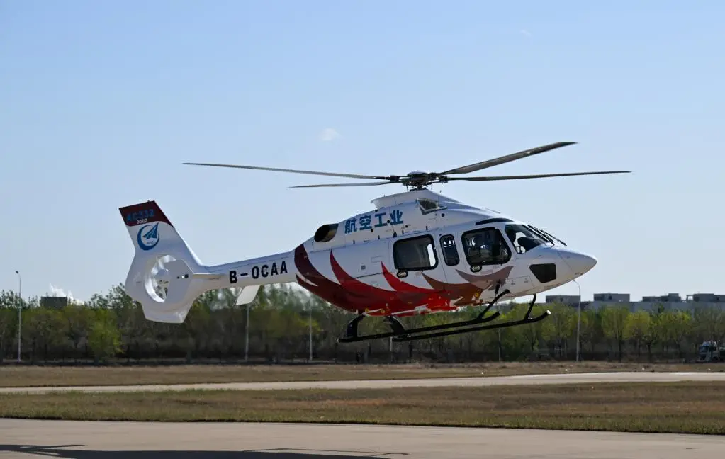 El helicóptero chino AC332 realizó su primer vuelo y recibió 24 órdenes