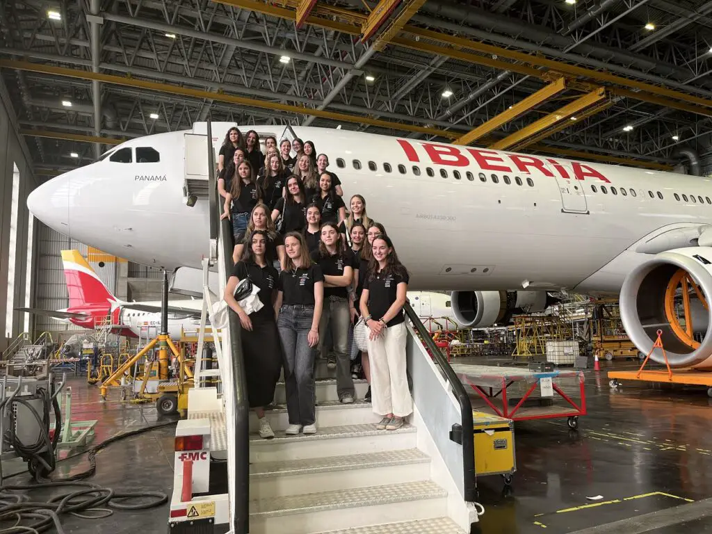 Iberia promociona las carreras aeronáuticas entre mujeres jóvenes