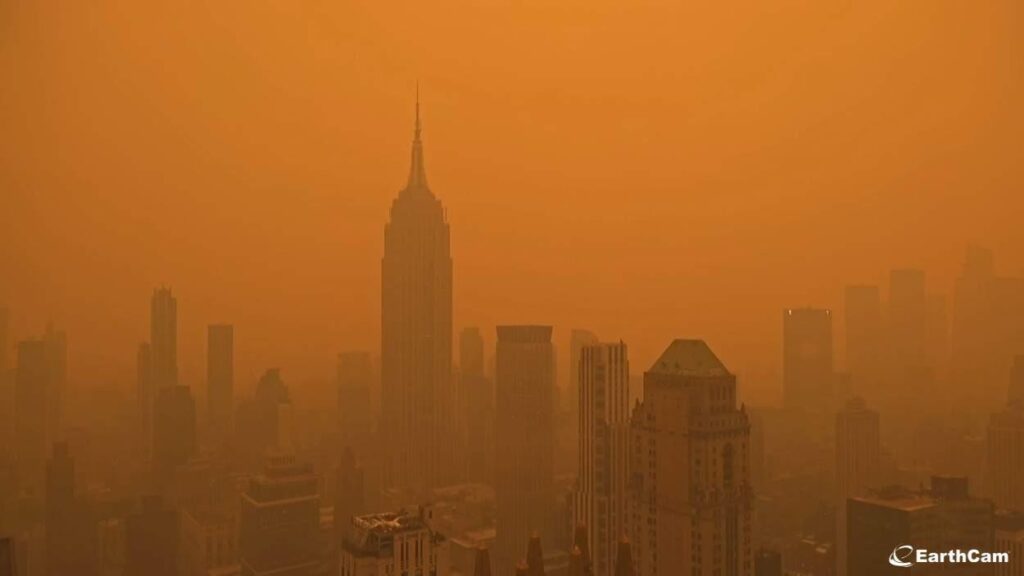 Humo sobre Manhattan, Nueva York, Estados Unidos / Smoke over Manhattan, New York City, United States. Captura EarthCam.