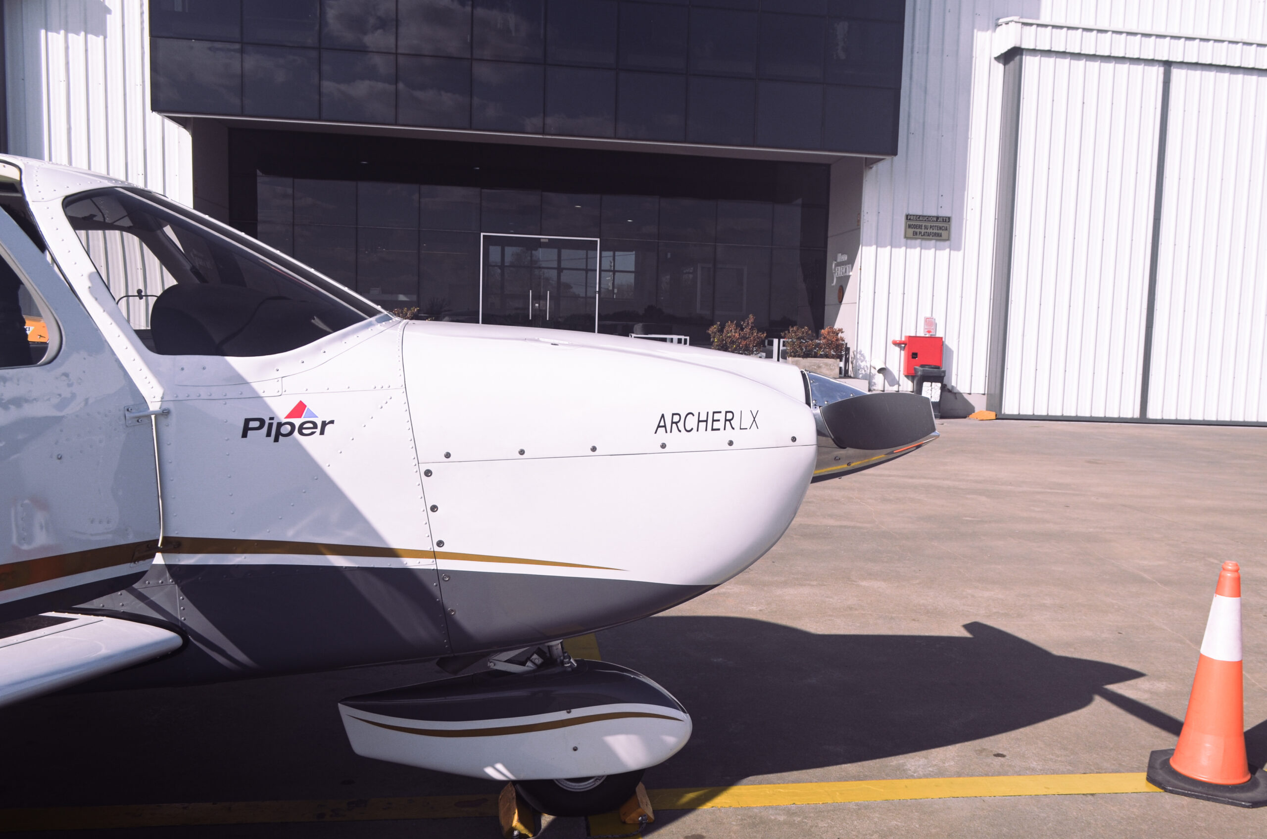 Piper Archer LX. Hangar Uno.