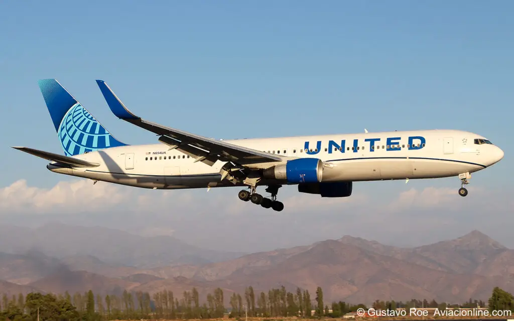 United Boeing 767-300ER