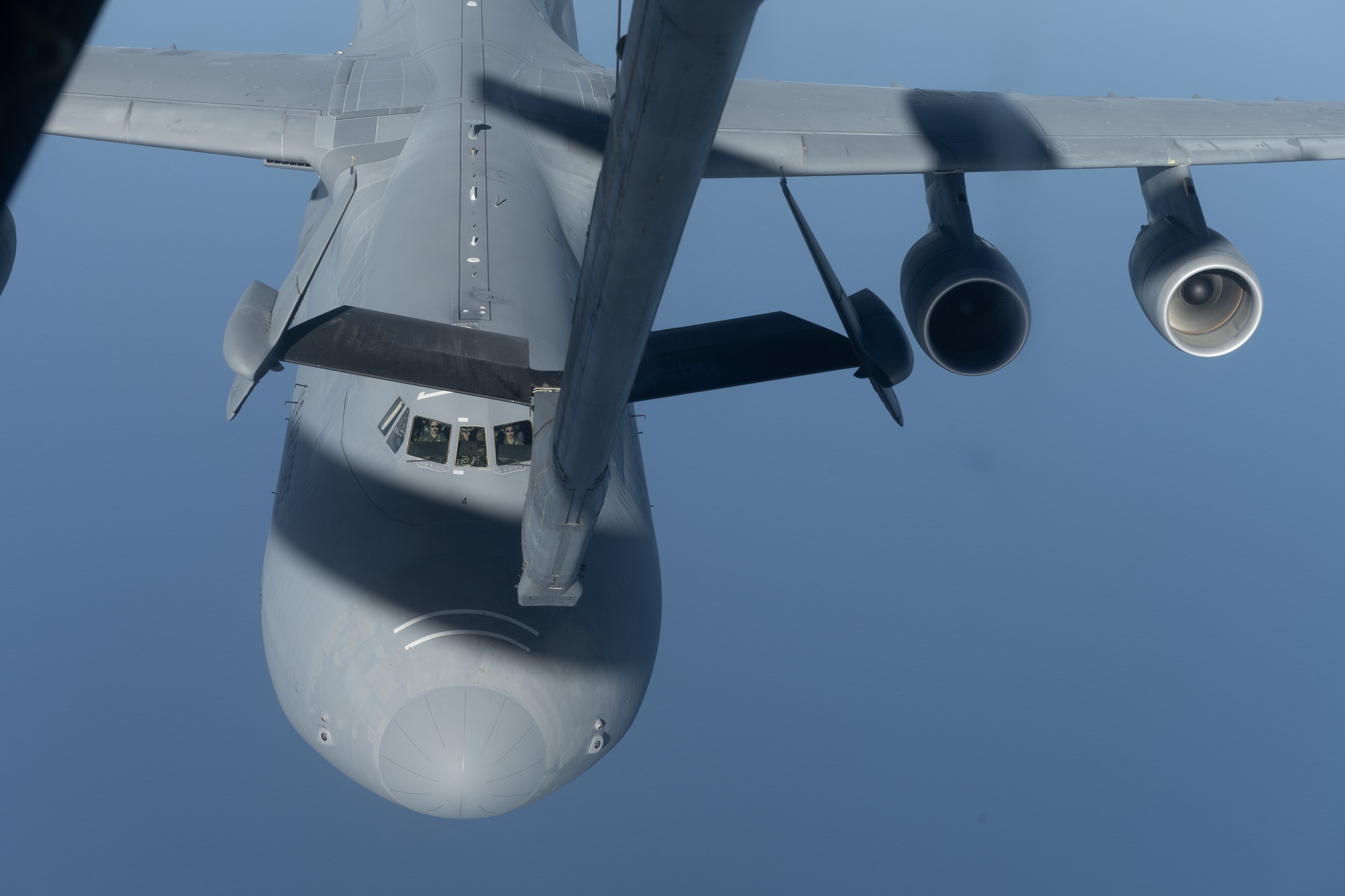 reabastecimiento aéreo de flujo inverso entre un C-5M y un KC-10