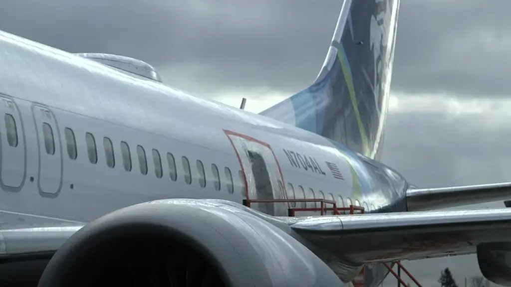 Alaska Boeing 737-9 mid cabin rear door