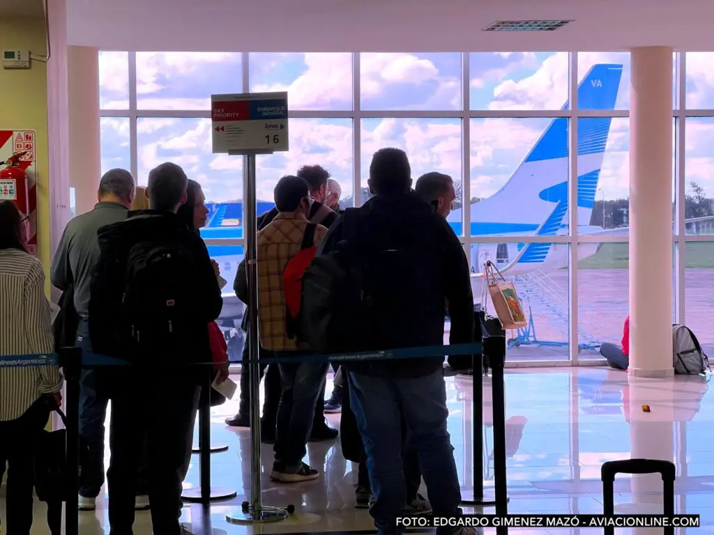 Más de 37 mil pasajeros afectados por la cancelación de 319 vuelos por el paro de hoy.