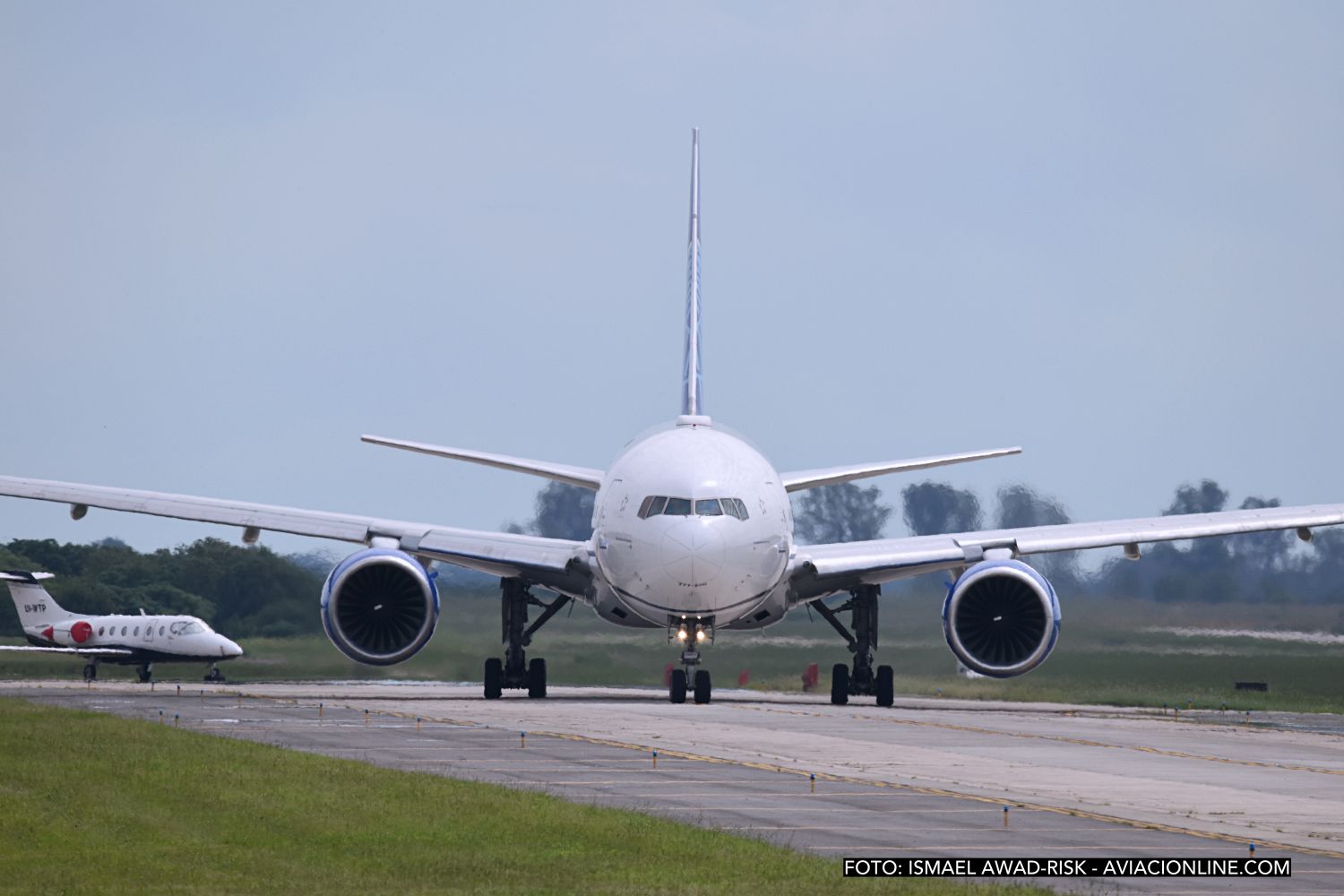 United Airlines 777-200