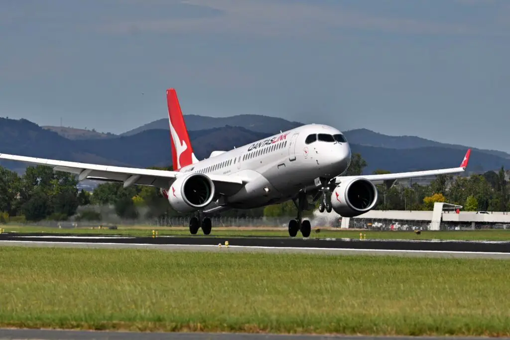 qantas primer vuelo comercial a220-300