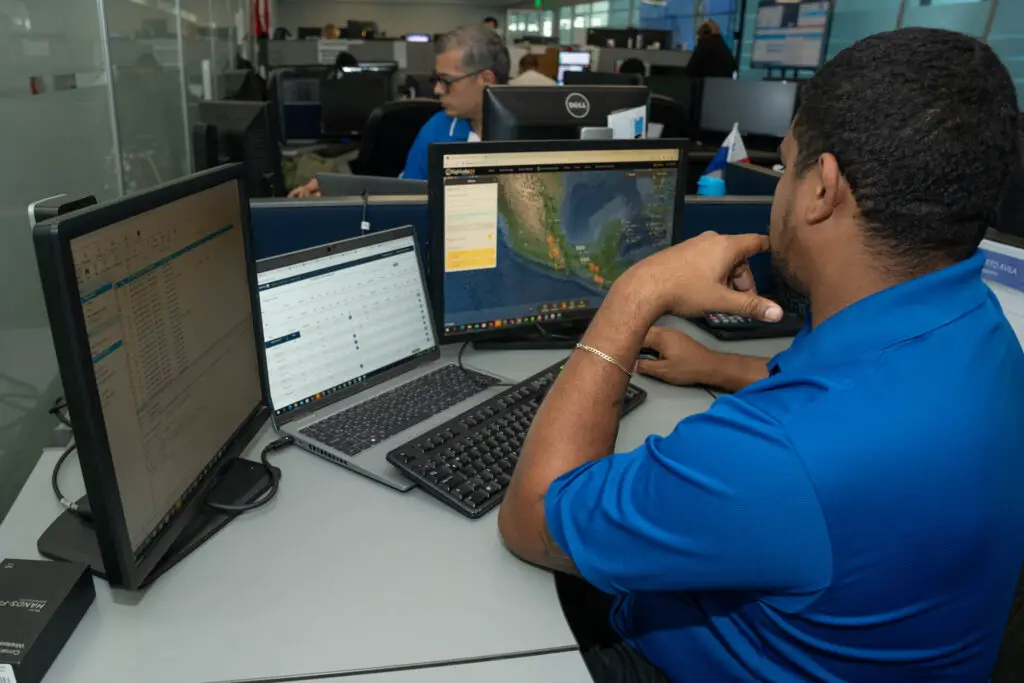 Despachadores dentro del Centro de Control de Operaciones (SOCC) Copa Airlines