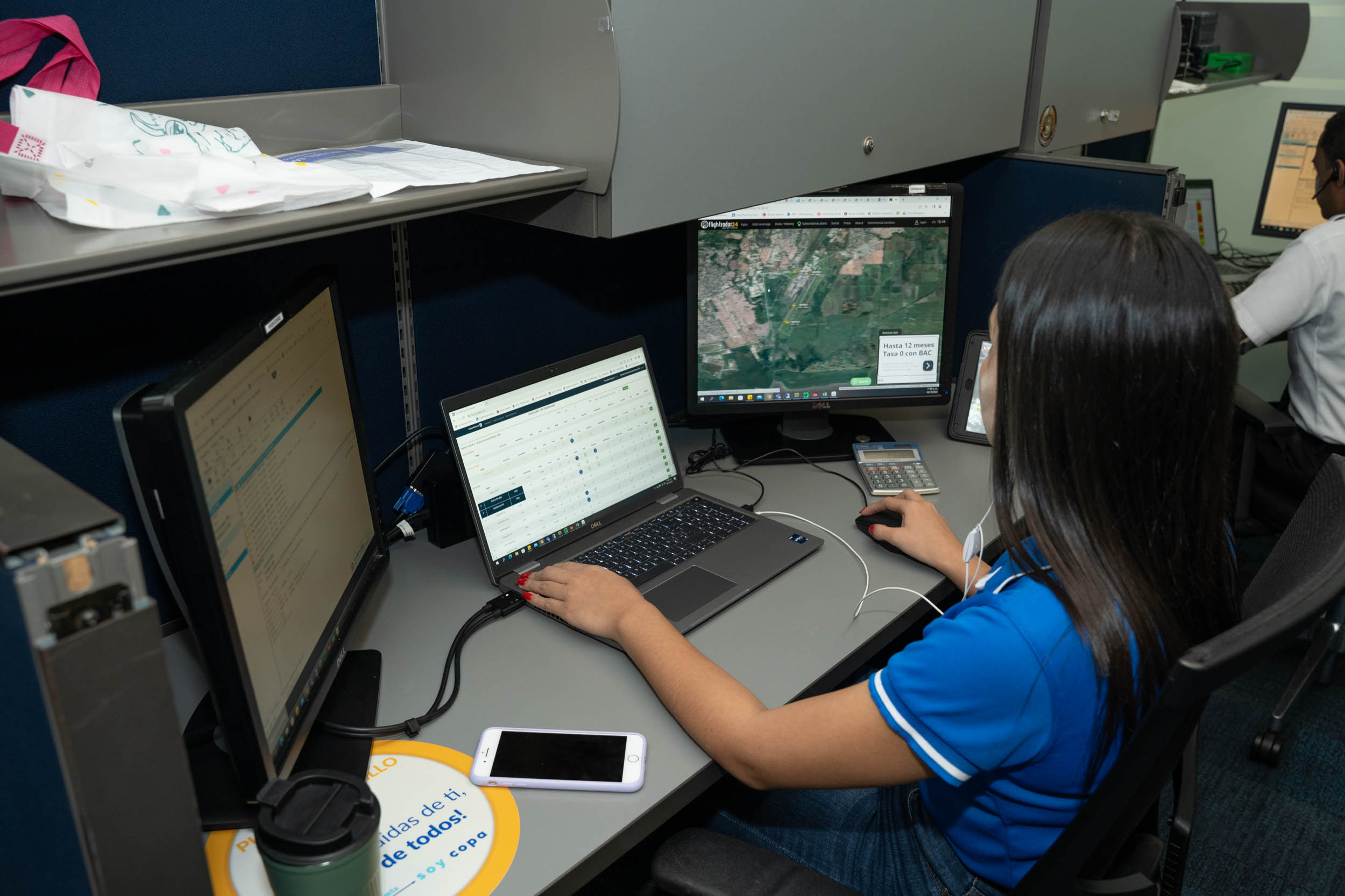 Despachadores dentro del Centro de Control de Operaciones (SOCC) COPA Airlines