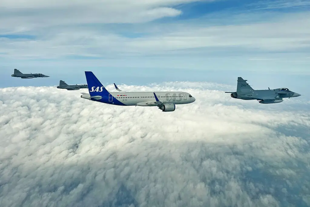 Airbus A320neo de SAS escoltado por los Gripen suecos