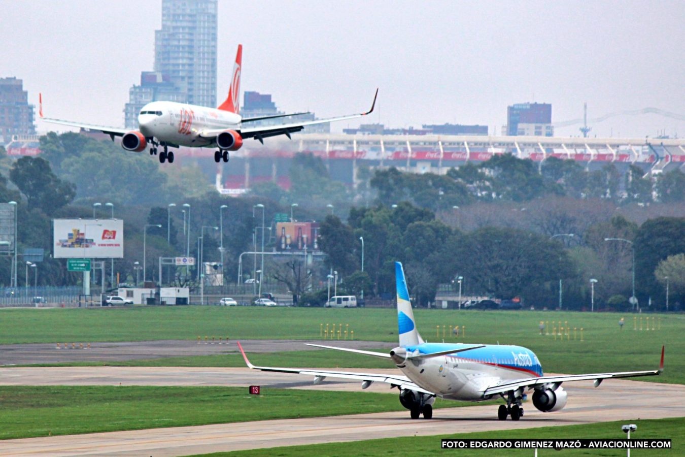 Aeroparque Jorge Newbery 14SEP2014 - 737 GOL PR-GUI aterrizando - E190 Austral en espera