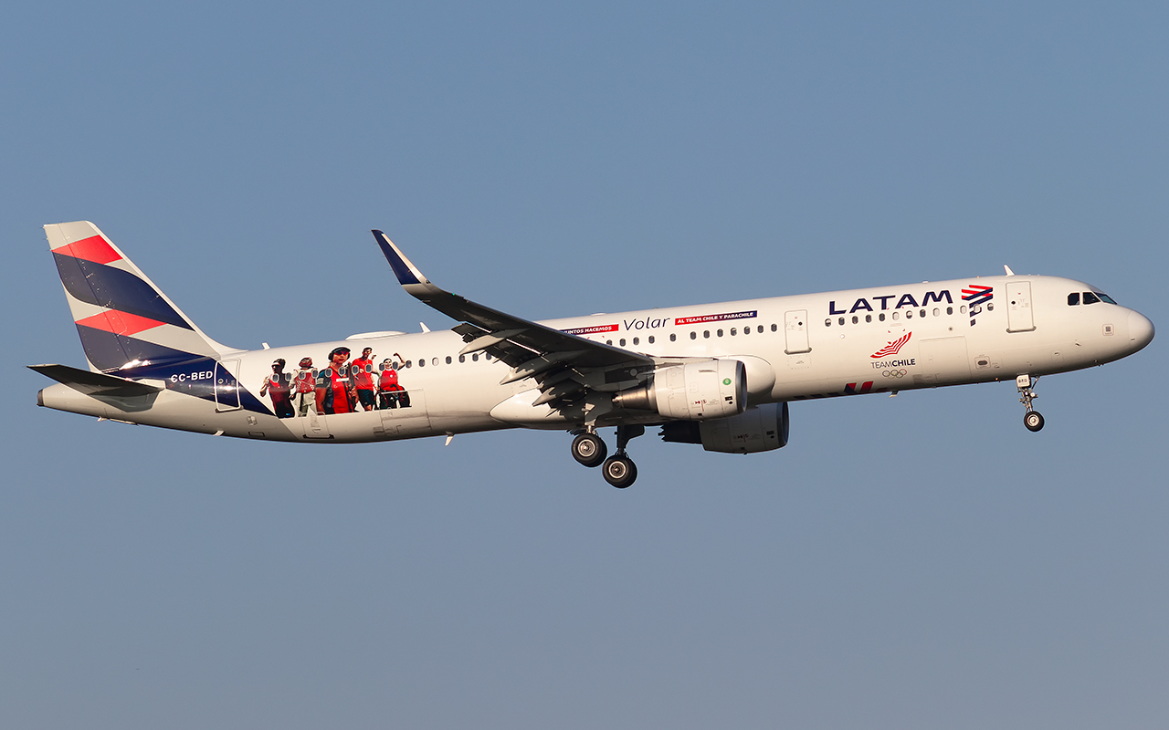 LATAM Airbus A321-214 CC-BED