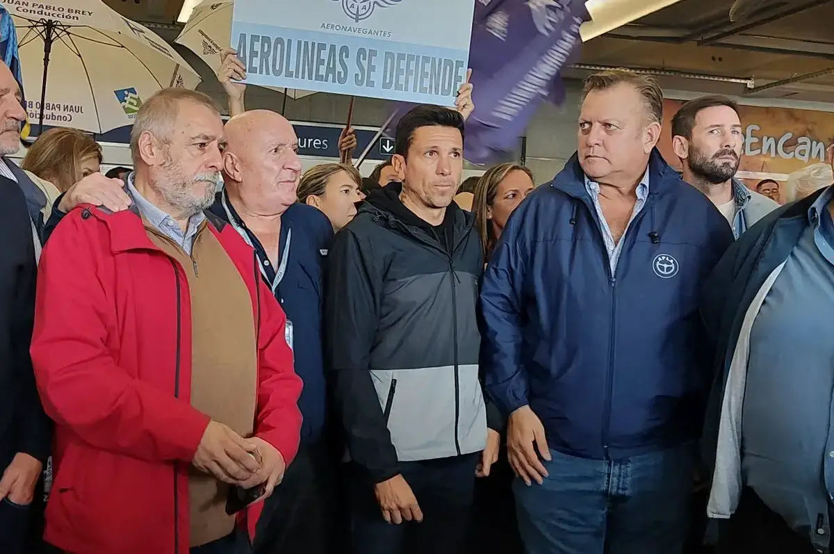 Los gremios aeronáuticos denuncian intención del gobierno de cerrar Aerolíneas Argentinas.