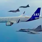 Airbus A320neo de SAS escoltado por los Gripen suecos