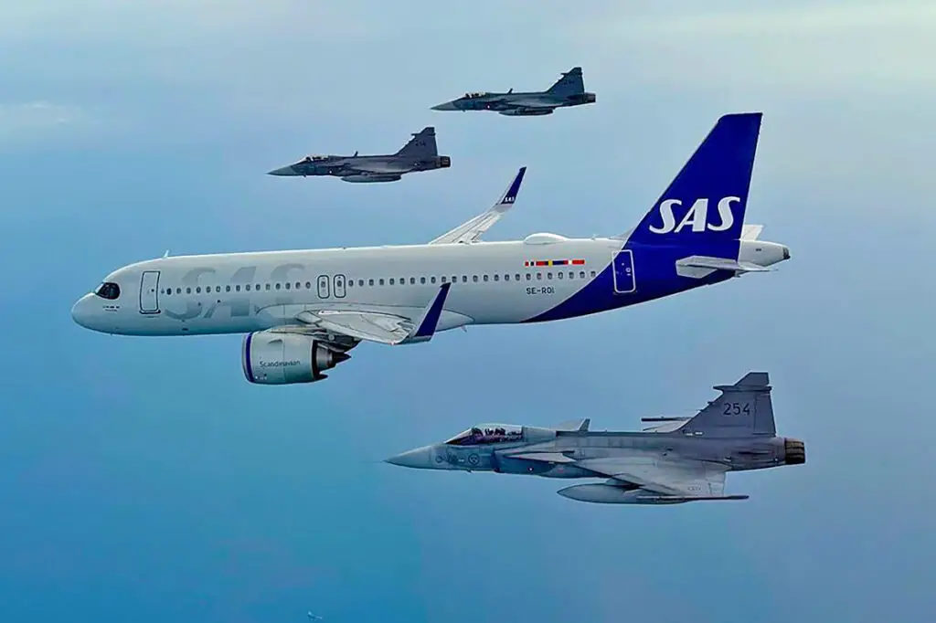 Airbus A320neo de SAS escoltado por los Gripen suecos