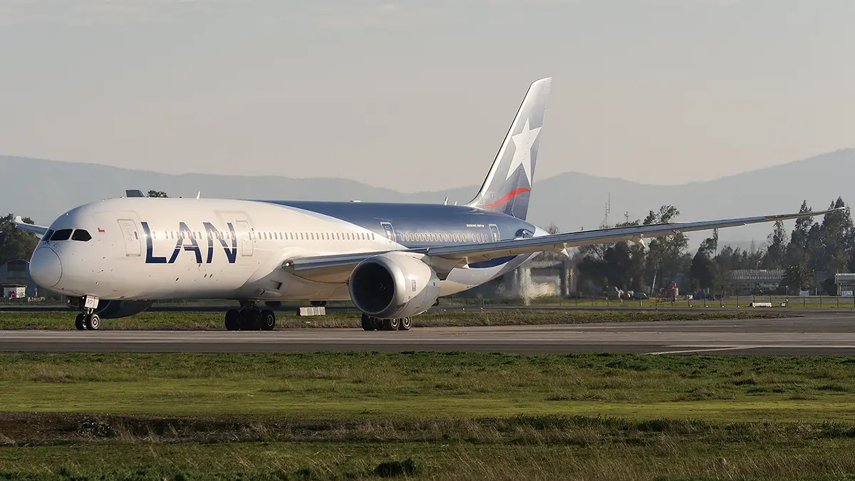 Boeing 787-9 CC-BGI próximo a despegar rumbo a Abu Dabi - Foto: Becker Aviation