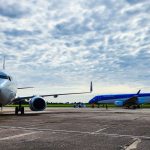 Trabajos de pintura de FAdeA en un Embraer E190 de Aerolíneas Argentinas / Foto: FAdeA