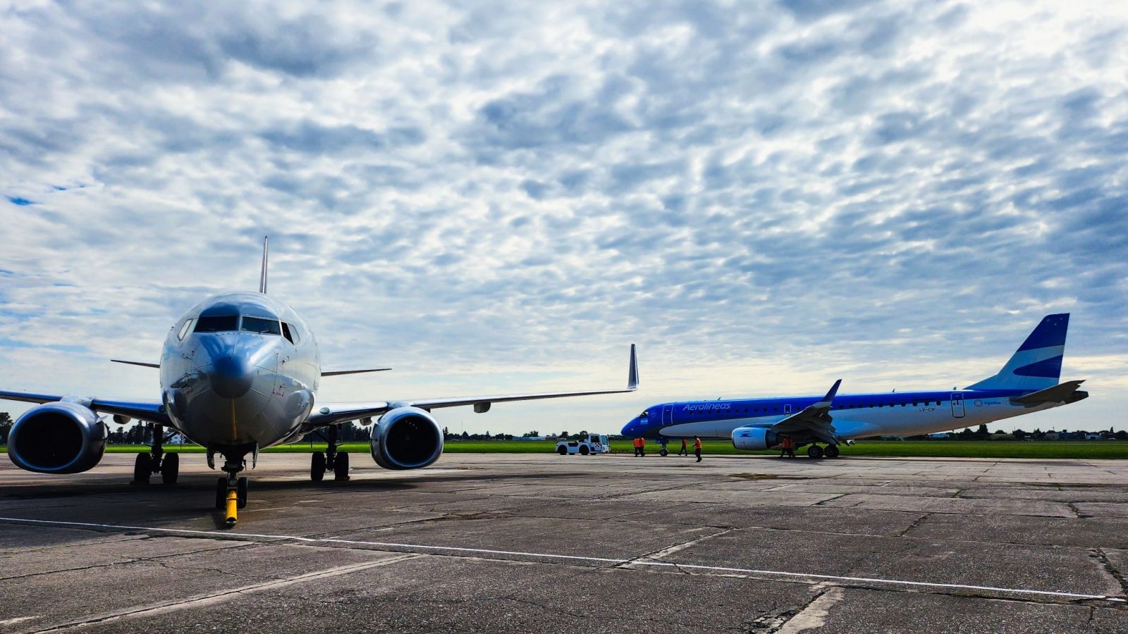 Trabajos de pintura de FAdeA en un Embraer E190 de Aerolíneas Argentinas / Foto: FAdeA