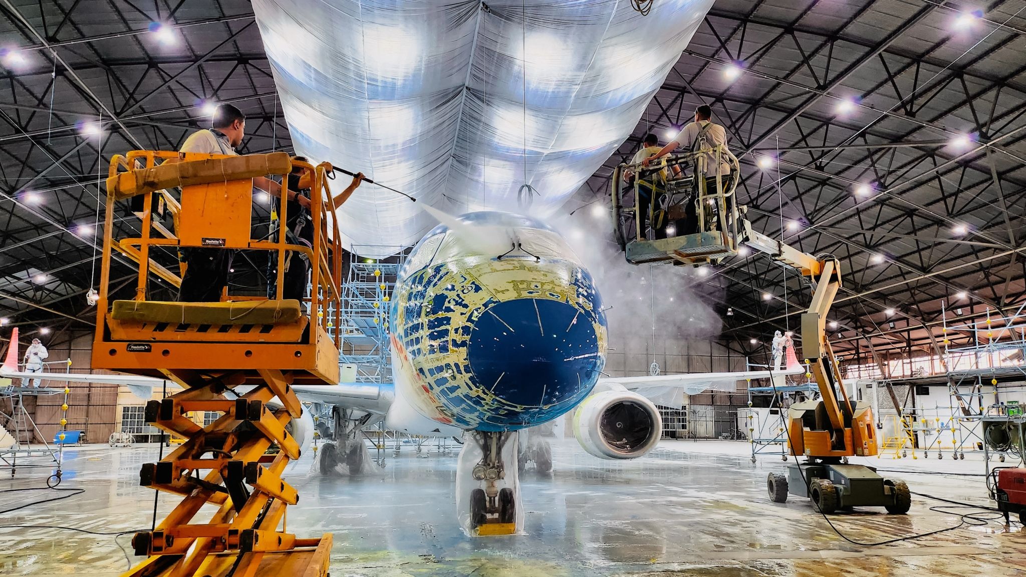 Trabajos de pintura de FAdeA en un Embraer E190 de Aerolíneas Argentinas / Foto: FAdeA