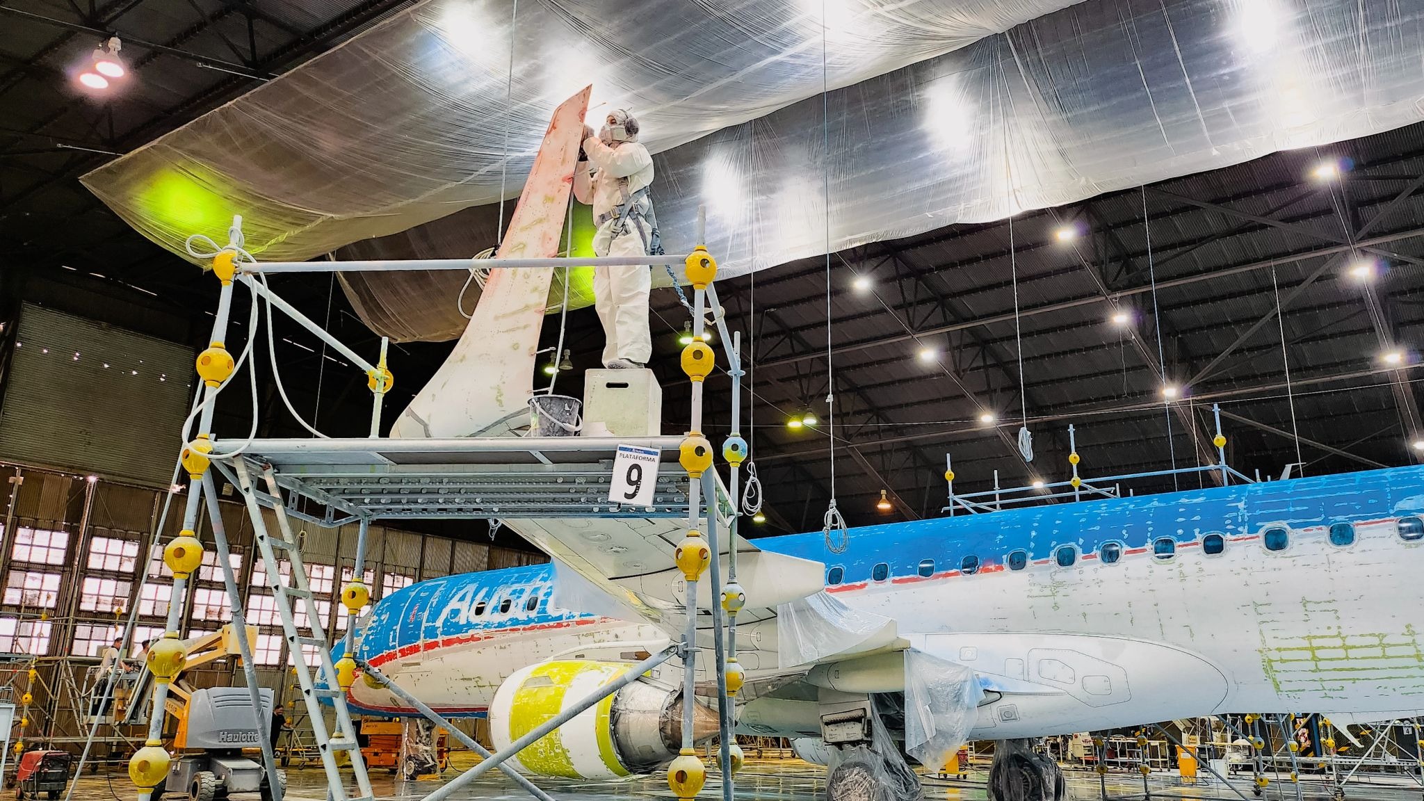 Trabajos de pintura de FAdeA en un Embraer E190 de Aerolíneas Argentinas / Foto: FAdeA