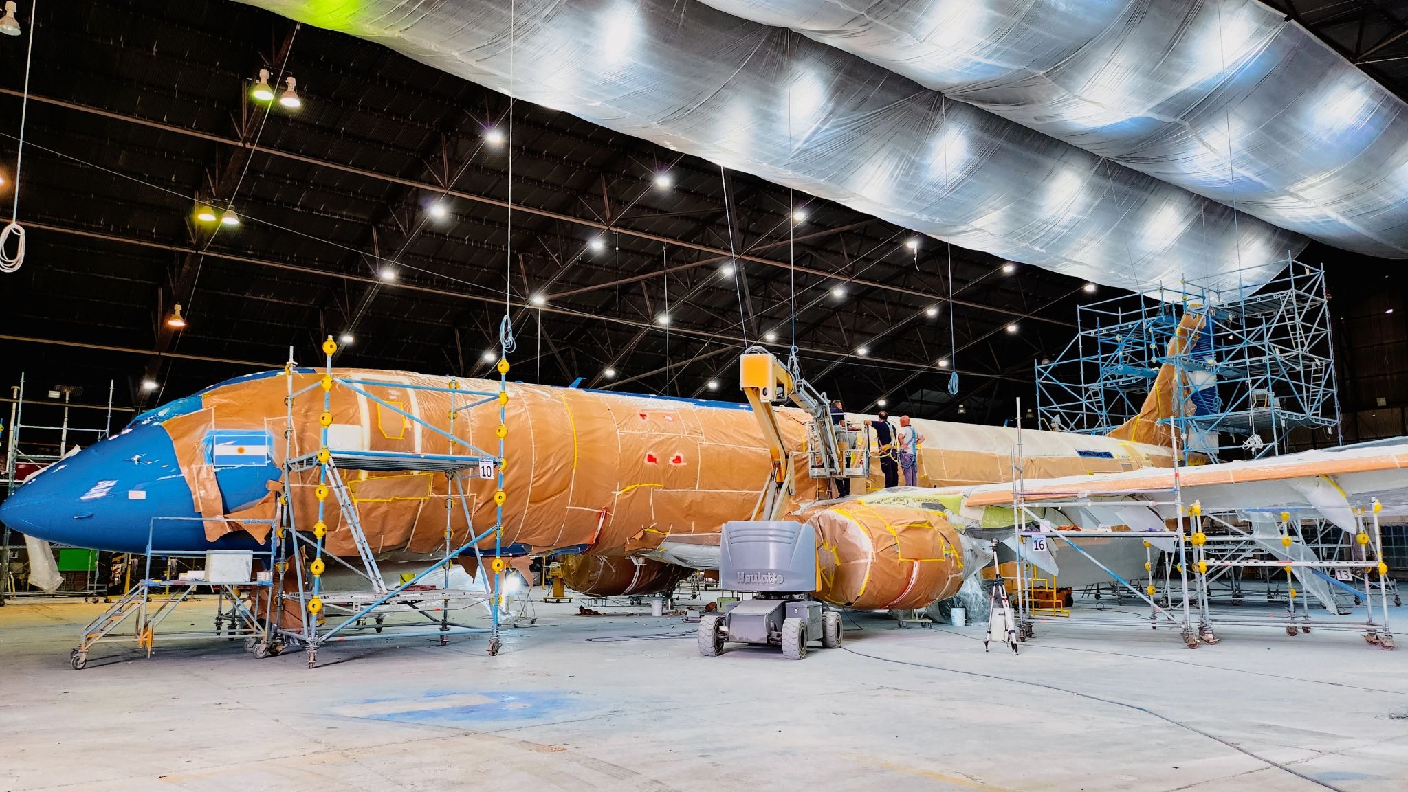 Trabajos de pintura de FAdeA en un Embraer E190 de Aerolíneas Argentinas / Foto: FAdeA