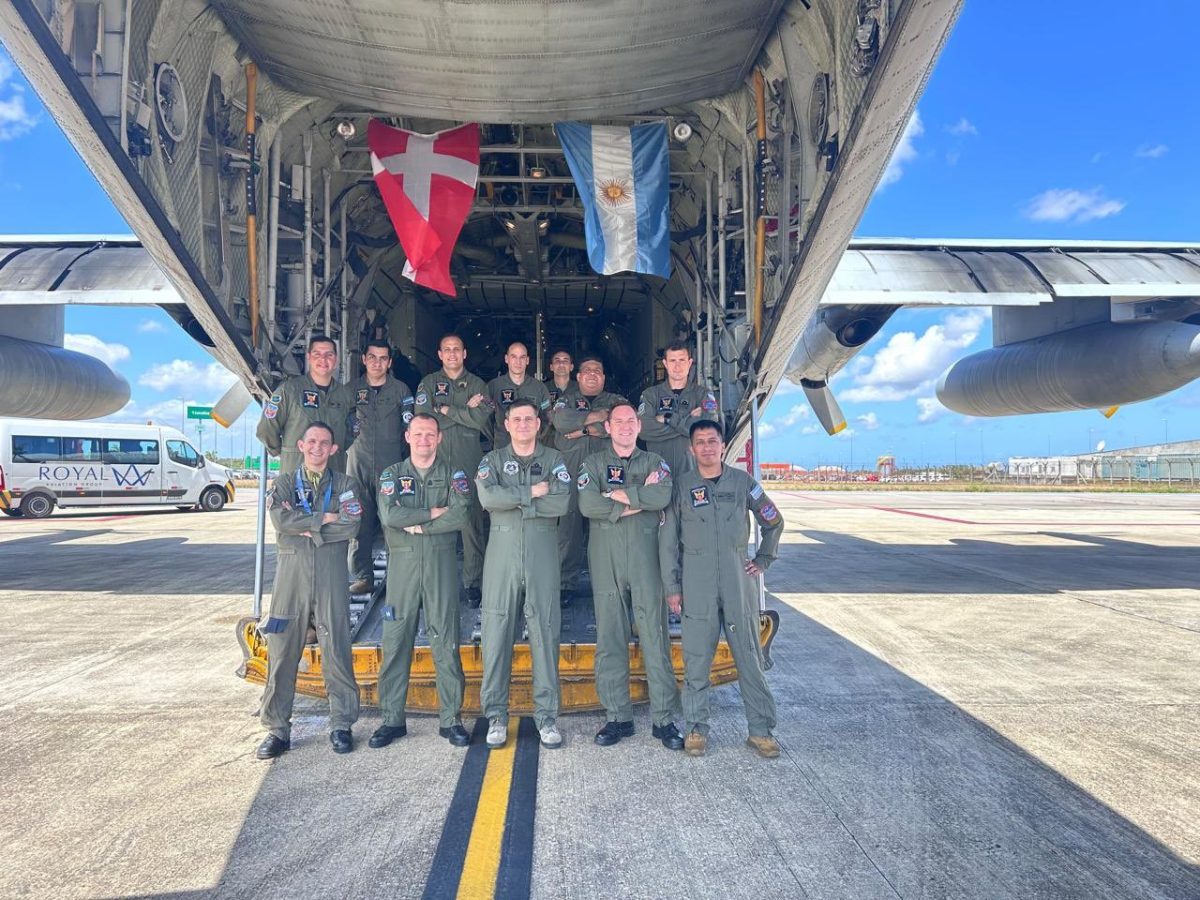 C-130 Fuerza Aérea Argentina trayendo los primeros componentes del F-16